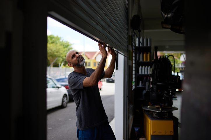 When to Choose Between Garage Door Repair and Replacement
